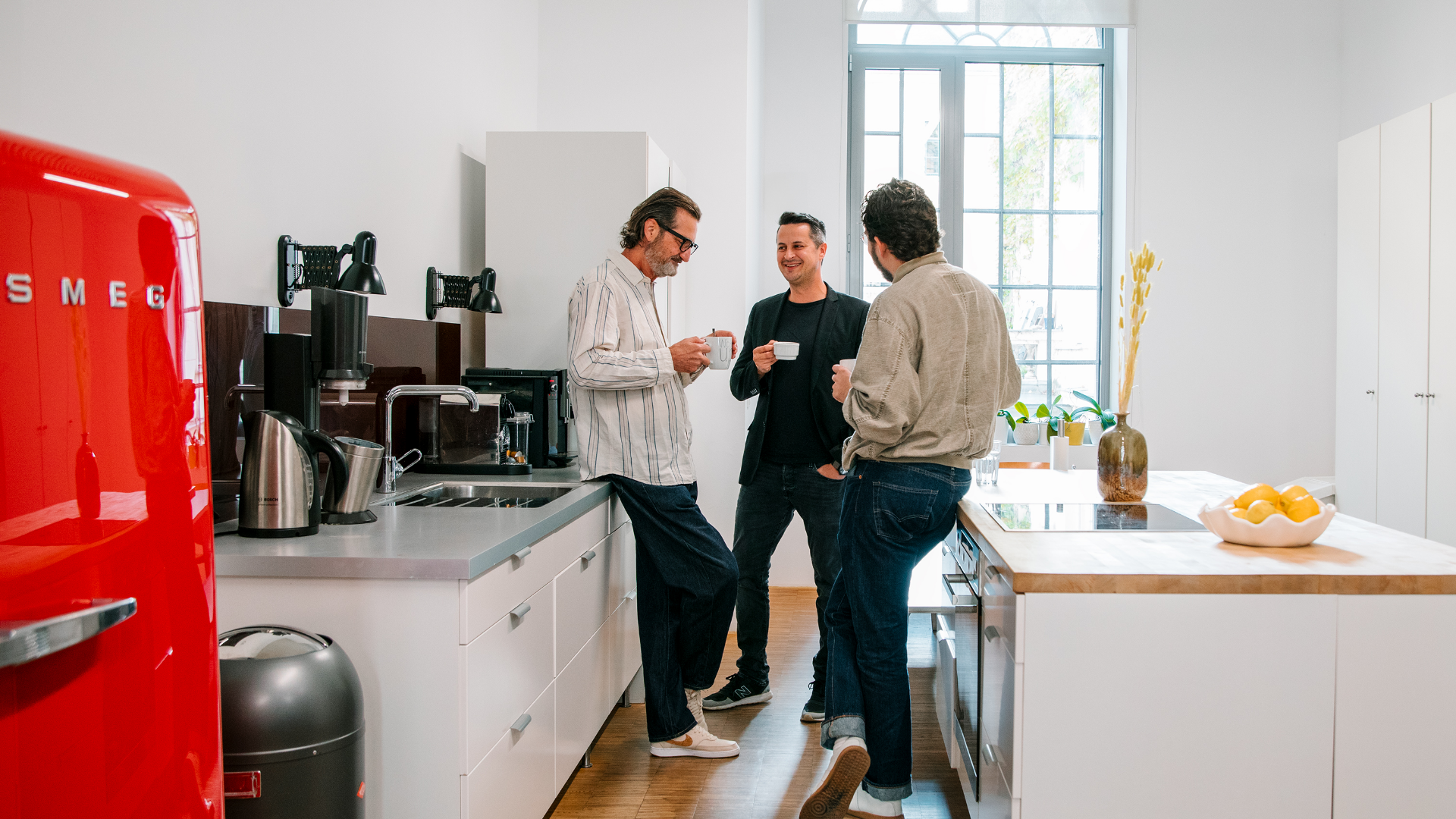M+K Wien Team im Gespräch in der Agenturküche